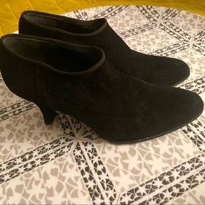 Sesto Meucci Italian Suede Booties 8M (would say 7.5 is tue size)
